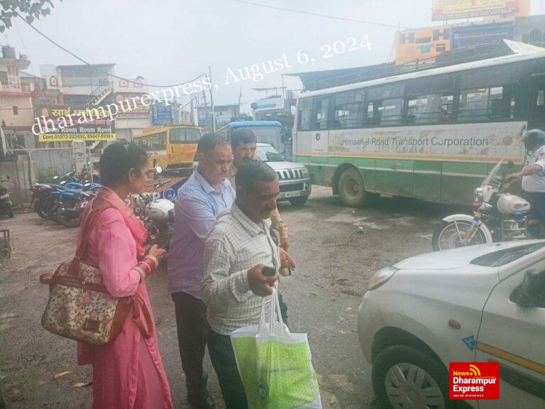 बस स्टैंड हमीरपुर में व्यक्ति की बिगड़ी अचानक तबियत, ट्रैफिक इंचार्ज ने पहुंचाया अस्पताल