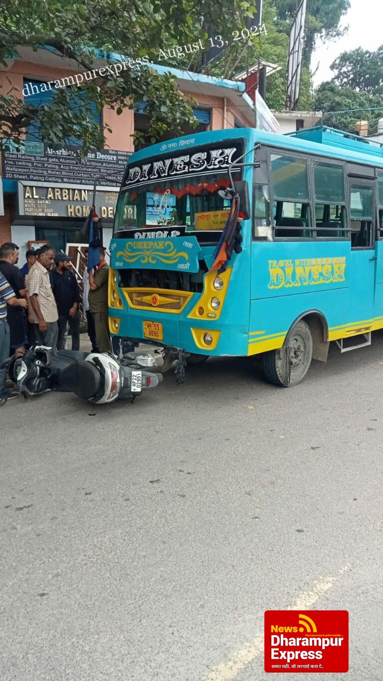 नादौन चौक में निजी बस व स्कूटी की टक्कर