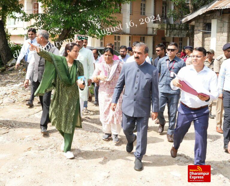 मुख्यमंत्री ने देहरा में नए कार्यालय खोलने के लिए भूमि का किया निरीक्षण