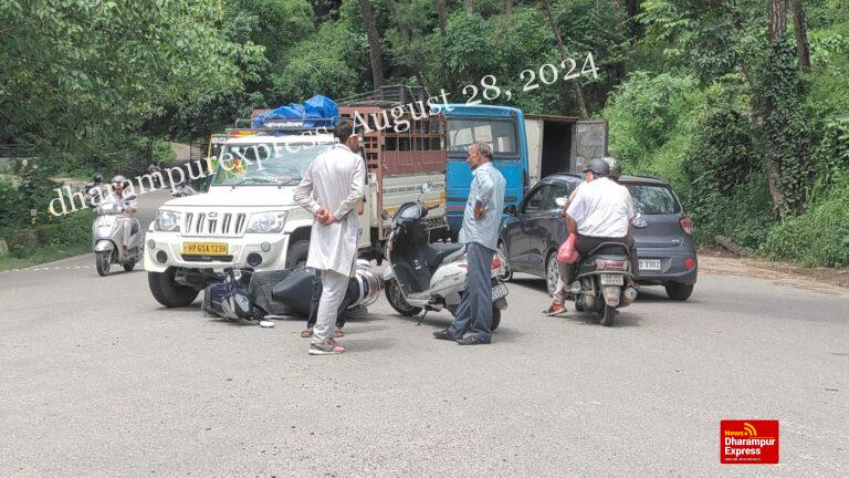 स्कूटी और पिकअप की जोरदार टक्कर, स्कूटी सवार युवती घायल