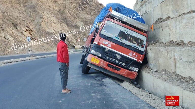 वाकनाघाट में सामने से गलत दिशा में आ रही गाड़ी को बचाने के चक्कर मे दुर्घटना का शिकार हुआ ट्रक