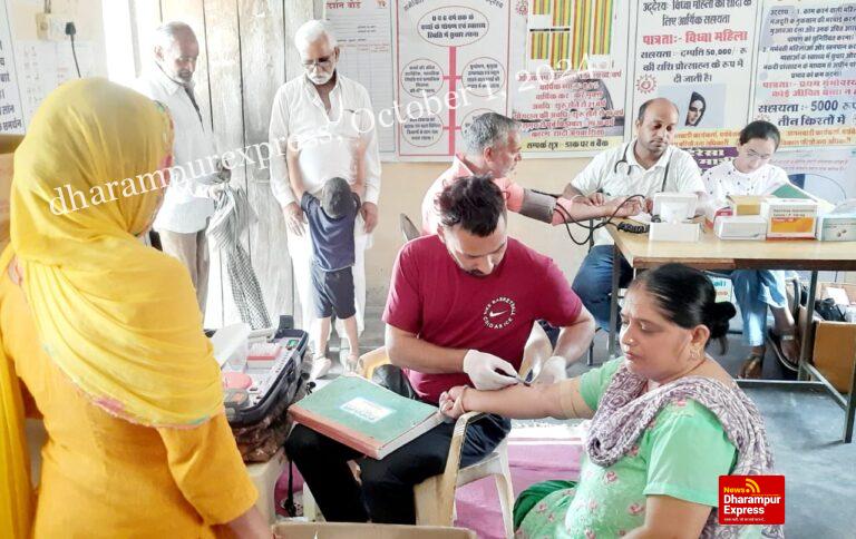 साँसद मोबाइल स्वास्थ्य सेवा टीम ने पोलियाँ बीत मे जाँचा 78 लोगों का स्वास्थ्य