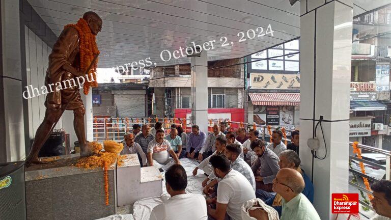 महात्मा गांधी और लाल बहादुर शास्त्री को दी श्रद्धांजलि 