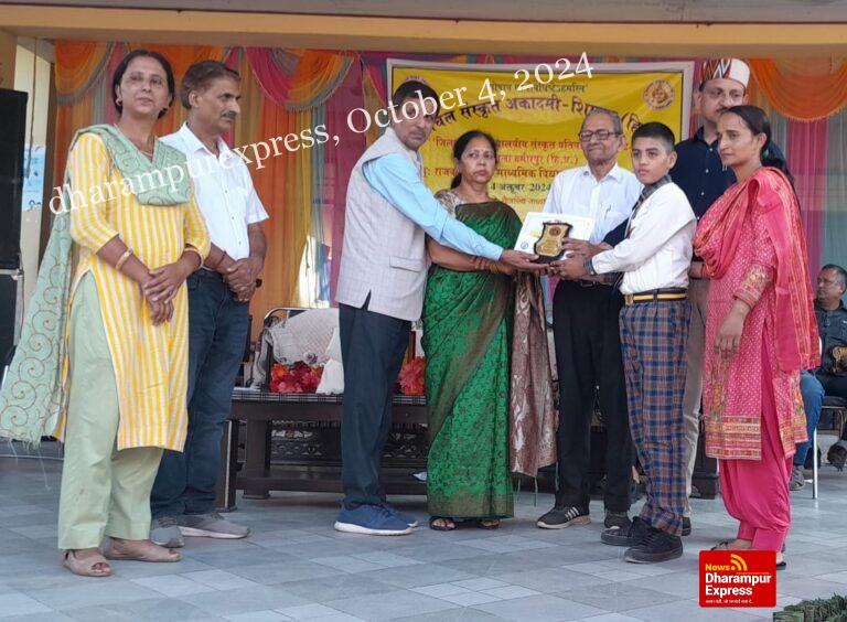 जिलास्तरीय संस्कृत भाषण स्पर्धा में डीएवी स्कूल दरकोटी के अभिमन्यु चौहान प्रथम 