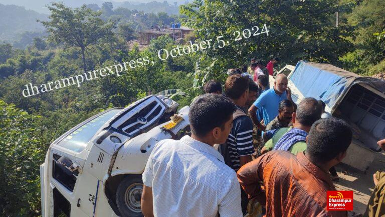 पूजा पब्लिक स्कूल जिजवीं की बच्चों से भरी गाड़ी अवाहदेवी रोड पर पक्का डंगा के पास पलटी
