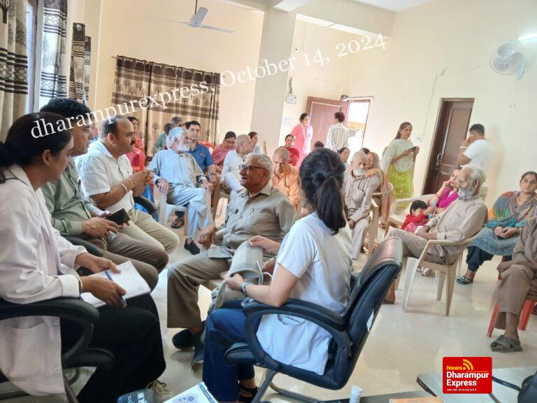 स्वास्थ्य विभाग के चिकित्सकों ने की वरिष्ठ नागरिकों के स्वास्थ्य की जांच