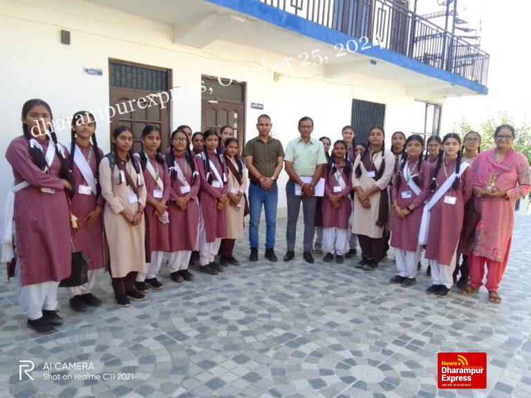 धमरोल स्कूल की छात्राओं को करवाई एक्सपोजर विजिट