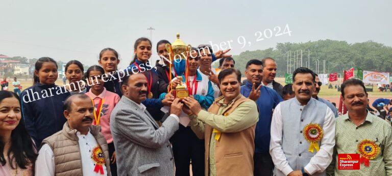 अंंडर-19 खेलकूद प्रतियोगिता के समापन समारोह में पहुंचे डॉ पुष्पेंद्र वर्मा