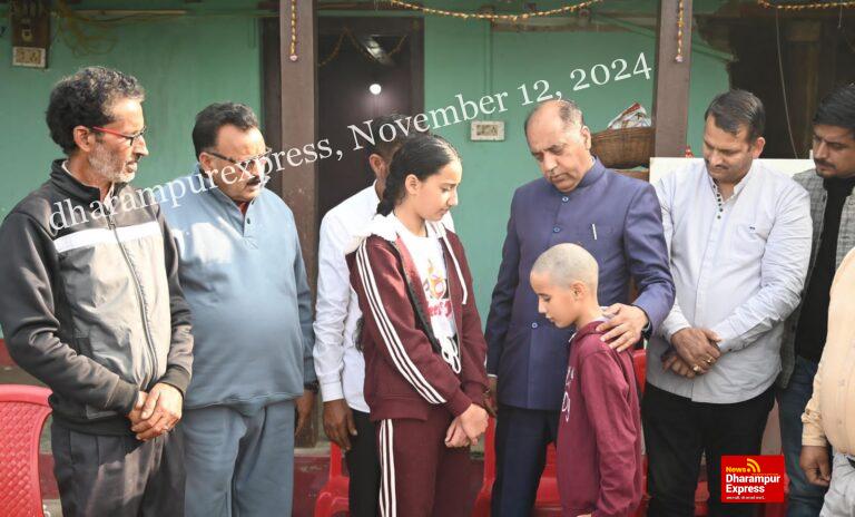 शहीद राकेश कुमार को दी घर पहुंचकर श्रद्धांजलि, कहा- नहीं भुलाया जा सकेगा बलिदान