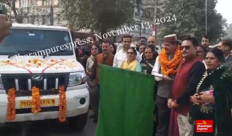 नगर परिषद की तीन गाड़ियों को विधायक ने हरी झंडी दिखाकर किया रवाना