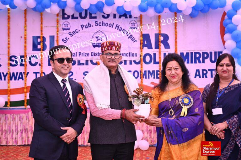ब्लू स्टार स्कूल में धूमधाम से मनाया गया 45वां वार्षिक पारितोषिक वितरण समारोह
