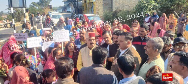 राधास्वामी चैरिटेबल अस्पताल को बचाने के लिए आम जनता का धरना प्रदर्शन, विधायक इंद्रदत्त लखनपाल ने दिया समर्थन