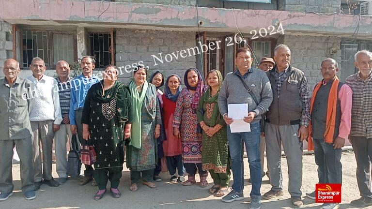 नगर निगम के दायरे में नहीं आना चाहते बजूरी पंचायत के लोग, डीसी को सौंपा ज्ञापन 