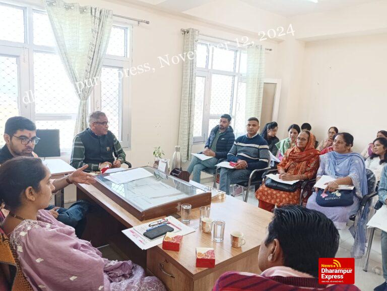 सुजानपुर में एसडीएम ने की महिला एवं बाल विकास विभाग की योजनाओं की समीक्षा