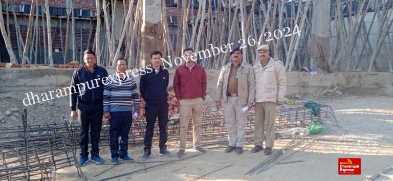 टीसीपी के अधिकारियों ने पुलिस की मौजूदगी में रुकवाये निर्माण कार्य