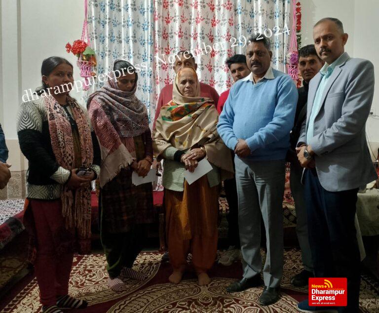 विधायक सुरेश कुमार ने दिवंगत सैनिक के परिजनों को सौंपा 7.5 लाख रुपये का चेक