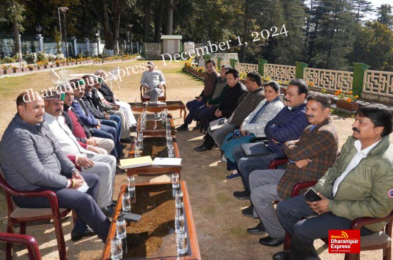 मुख्यमंत्री ने जिला कांगड़ा के वरिष्ठ कांग्रेस नेताओं के साथ की चर्चा
