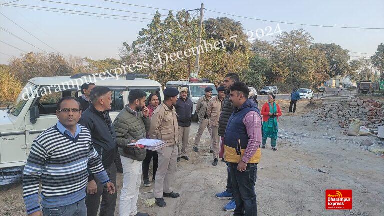 छत्तर में अवैध निर्माण को रुकवाने पहुंची अधिकारियों की टीम