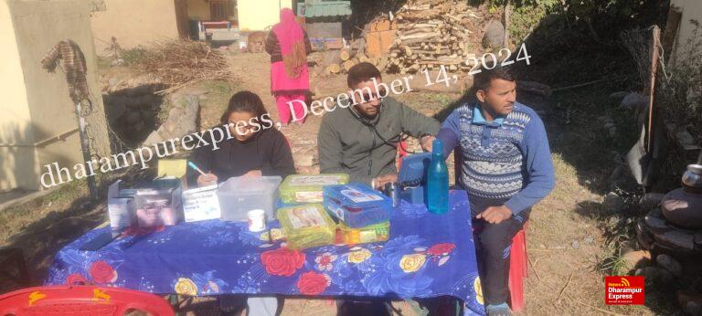 सांसद मोबाइल स्वास्थ्य सेवा टीम ने खैरी में जांचा 54 लोगों का स्वास्थ्य