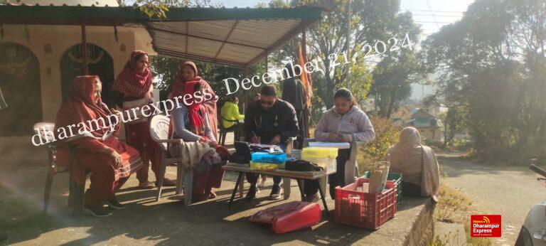 सांसद मोबाइल स्वास्थ्य सेवा टीम ने कुठेड़ा मे जांचा 62 लोगों का स्वास्थ्य