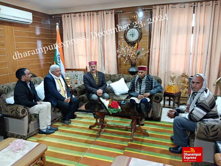 पूर्व मुख्यमंत्री प्रोफेसर प्रेम कुमार धूमल से मिले मंत्री राजेश धर्माणी