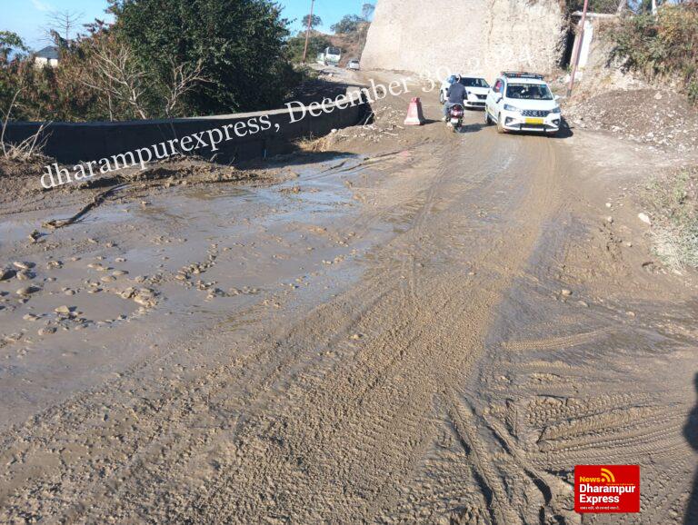 हमीरपुर – आवाहदेवी नेशनल हाइवे पर कहीं कीचड़ तो कहीं बने पानी के तालाब