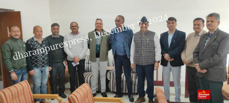 सशस्त्र सेना झंडा दिवस पर डीसी और अन्य अधिकारियों ने किया अंशदान