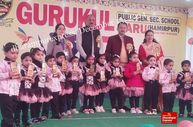 कुलदीप सिंह पठानिया ने गुरुकुल स्कूल बड़ू के मेधावी विद्यार्थियों को बांटे पुरस्कार