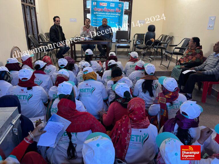 गारली की महिलाएं सीख रही हैं मशरूम की खेती