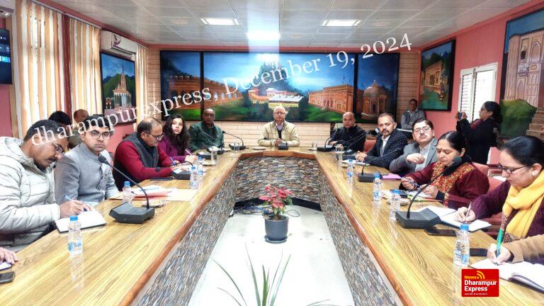 राज्य चुनाव आयुक्त अनिल खाची ने जिला हमीरपुर के अधिकारियों के साथ की बैठक