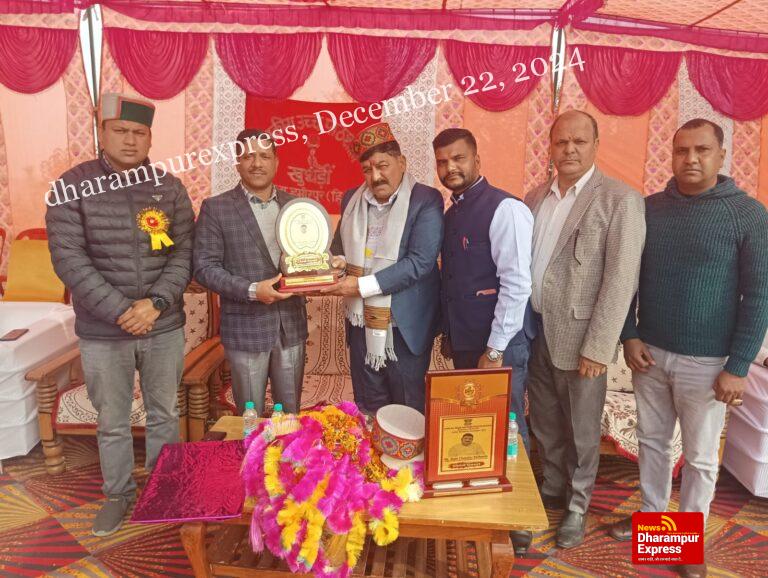 रामचंद्र पठानिया ने खुथड़ीं स्कूल के मेधावी विद्यार्थियों को बांटे पुरस्कार