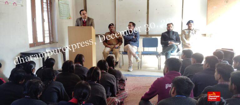 भोटा स्कूल में बताए नशे के दुष्प्रभाव, कानूनी जानकारियां भी दी