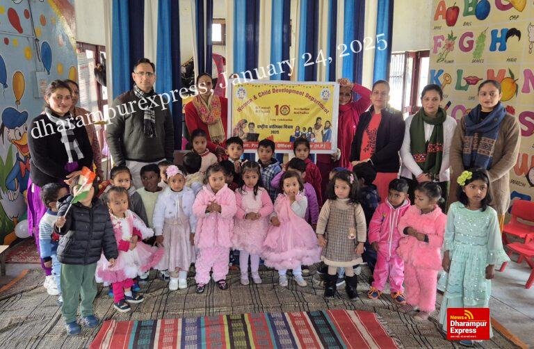 हमीरपुर की बेटियों ने केक काटकर मनाया राष्ट्रीय बालिका दिवस