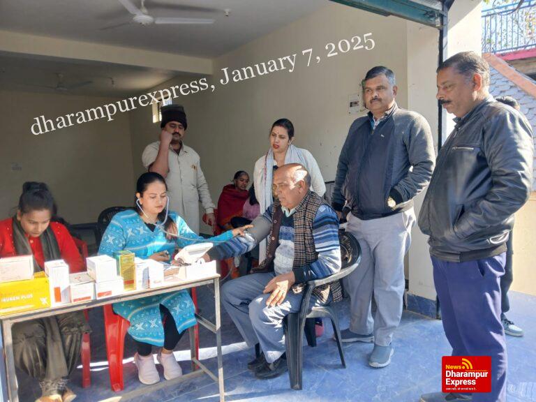 सांसद मोबाइल स्वास्थ्य सेवा टीम ने बारीं मंदिर में जांचा 72 लोगों का स्वास्थ्य