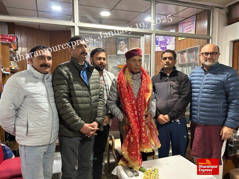गगरेट विधानसभा के दोनों नवनियुक्त मंडल अध्यक्षों ने समीरपुर पहुंचकर धूमल का लिया आशीर्वाद