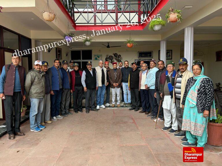 भूतपूर्व सैनिक और सैनिक आश्रित परिवारों का एक प्रतिनिधि मंडल पूर्व सीएम धूमल से मिला 