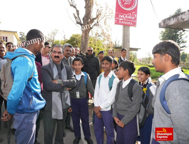 क़ाफ़िला रोक स्कूली बच्चों से मिले सीएम, फीडबैक भी ली