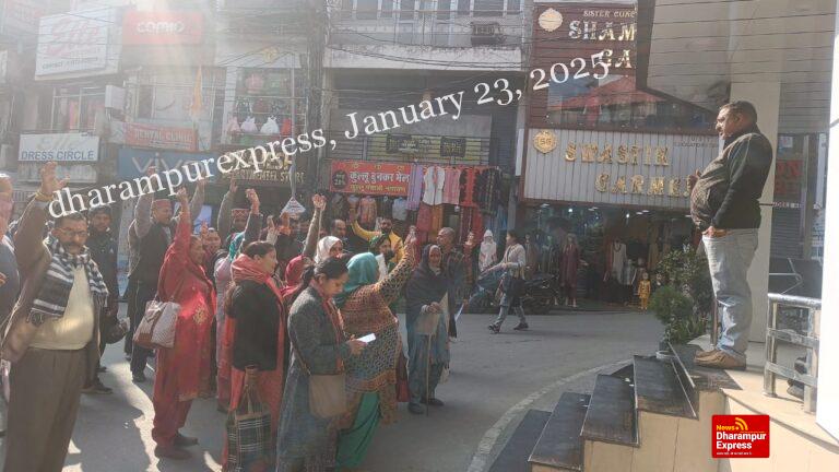 प्रदेश सरकार के खिलाफ गांधी चौक पर भारतीय मजदूर संघ में किया प्रदर्शन