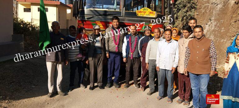 झिजकरी गांव में बस पहुंचने पर लोगों ने चालक परिचालक का हार पहनाकर किया स्वागत