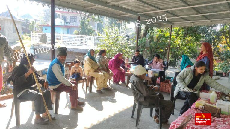 गलोट में सांसद मोबाइल स्वास्थ्य सेवा टीम ने जांचा 54 लोगों का स्वास्थ्य