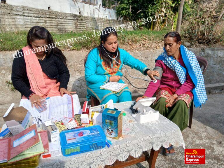 सांसद मोबाइल स्वास्थ्य सेवा टीम ने ककड़ियार में जांचा 41 लोगों का स्वास्थ्य