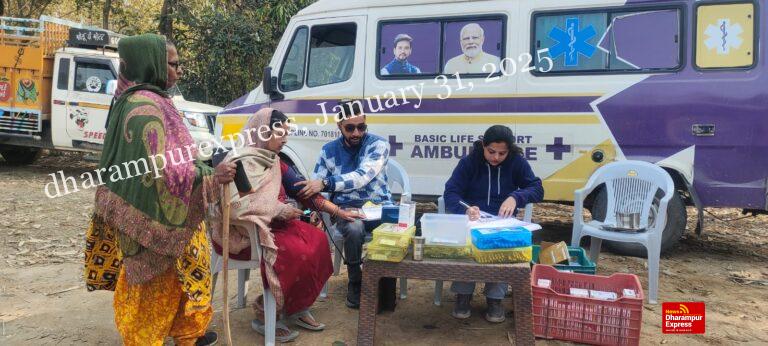 जंगल रोपा में सांसद मोबाइल स्वास्थ्य सेवा टीम ने जांचा 45 लोगों का स्वास्थ्य