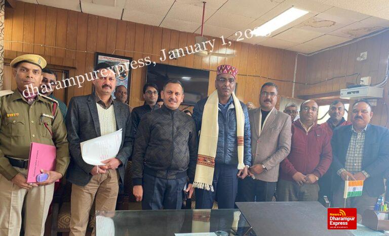 उपायुक्त ने बड़सर में की सरकारी योजनाओं की प्रगति की समीक्षा