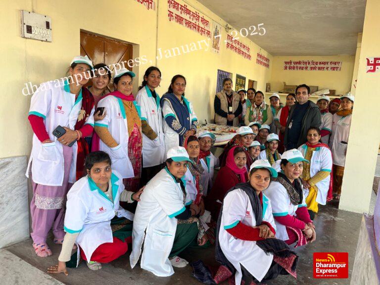 आरसेटी के शिविर में कॉस्ट्यूम ज्यूलरी बनाना सीख रही हैं गांव पटायू की महिलाएं