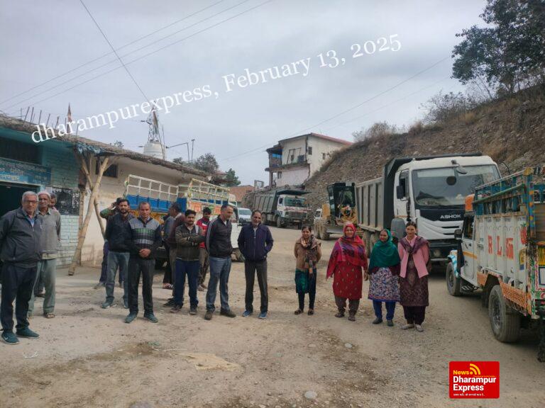 ललियार में फूटा लोगों का गुस्सा,  पानी छिड़काव न होने पर रोकी कंपनी की गाड़ियां