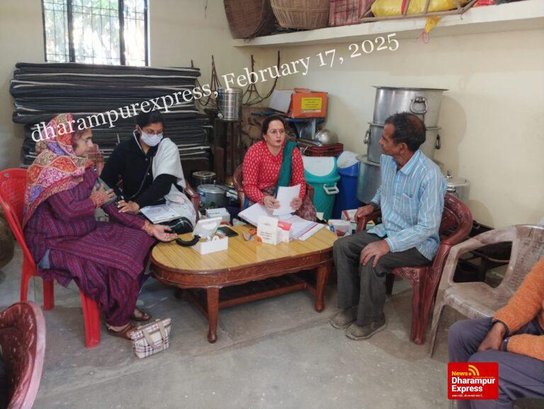 सांसद मोबाईल स्वास्थ्य सेवा ने भौंखर में जांचा 56 लोगों का स्वास्थ्य