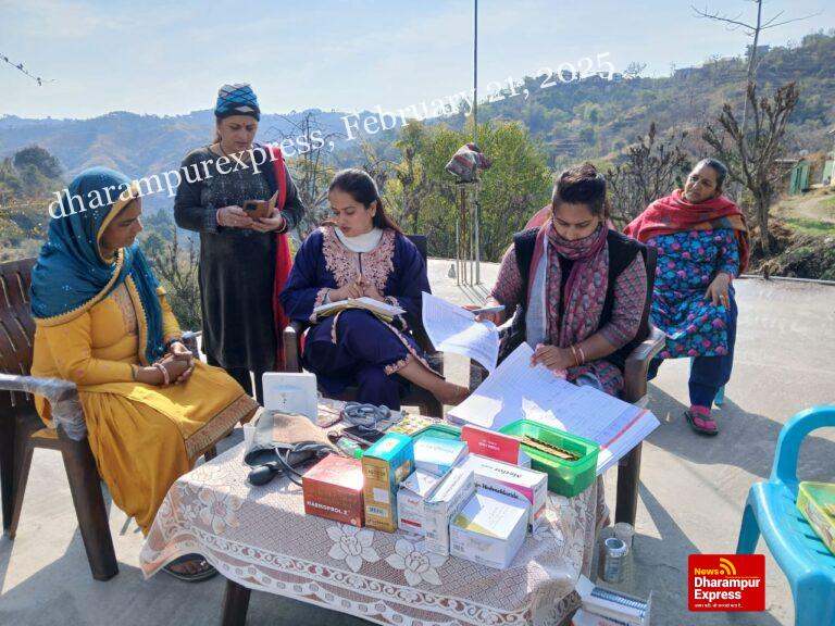 सांसद मोबाइल स्वास्थ्य सेवा टीम ने गवारड़ू में जांचा 53 लोगों का स्वास्थ्य
