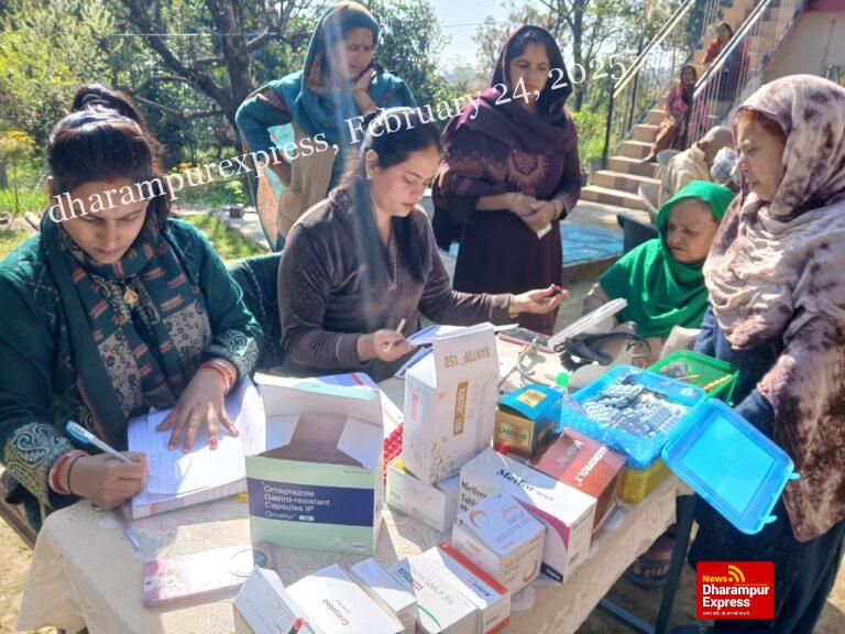 सांसद मोबाइल स्वास्थ्य सेवा टीम ने सिकंदर में जांचा 51 लोगों का स्वास्थ्य