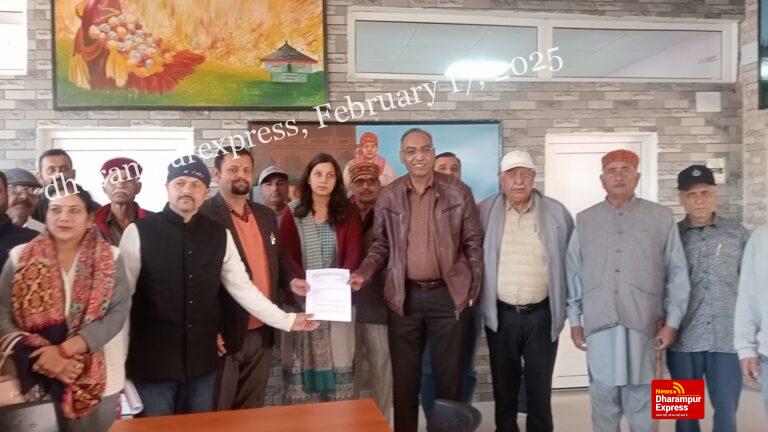 अपनी समस्या को लेकर डीसी हमीरपुर से मिला ढगो गांव का प्रतिनिधिमंडल