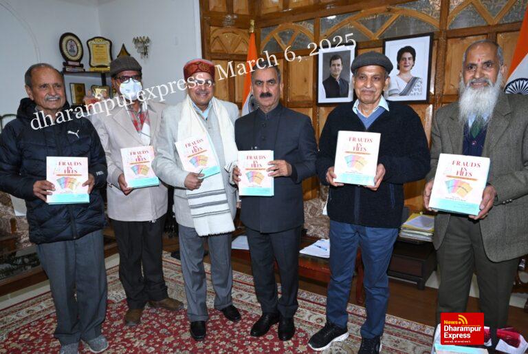 मुख्यमंत्री ने डॉ. अरूण शर्मा की पुस्तक का विमोचन किया